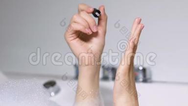 在沐浴、日常美容仪式、护理中涂抹指甲油后，女士挥动手